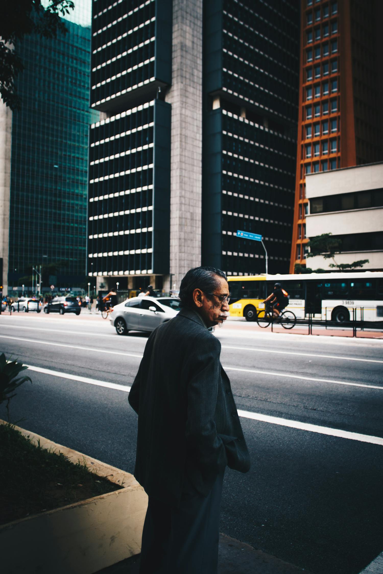 合肥車(chē)輛大燈，城市道路的璀璨照明明珠